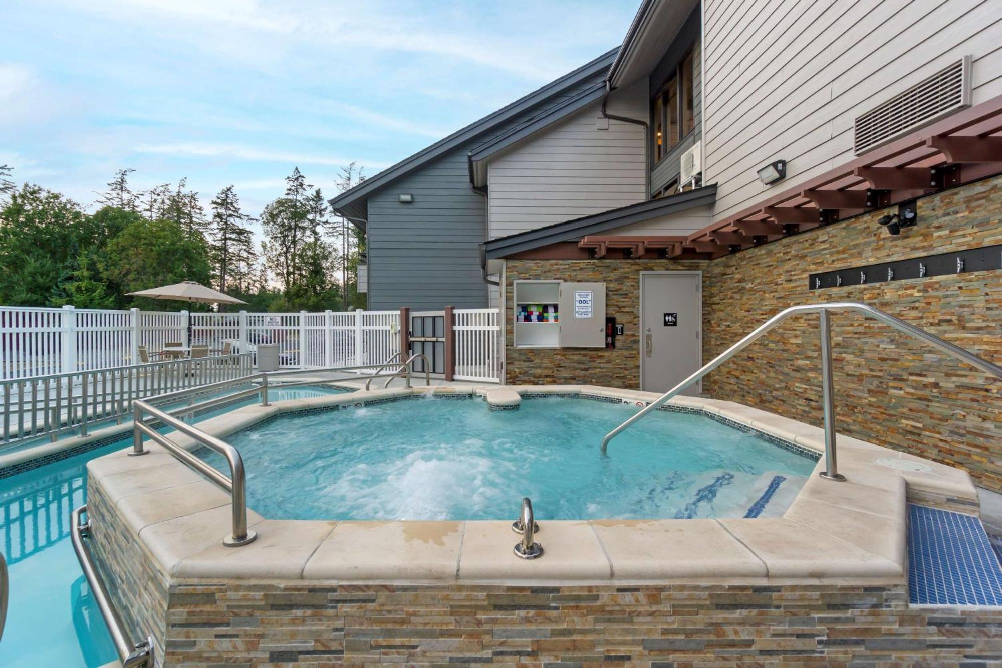 Best Western Plus Oak Harbor Hotel And Conference Center Bagian luar foto